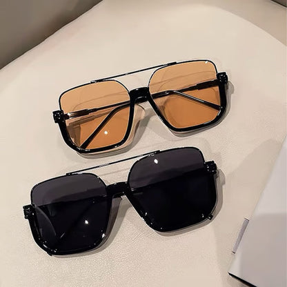Óculos de sol estilosos, com lentes coloridas e leves.
