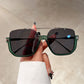 Óculos de sol estilosos, com lentes coloridas e leves.