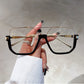 Óculos de sol estilosos, com lentes coloridas e leves.