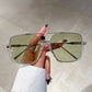Óculos de sol estilosos, com lentes coloridas e leves.