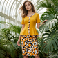 Conjunto composto por saia lápis e blusa em cores contrastantes