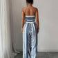 👗💙 Macacão geométrico com decote halter e fenda lateral!