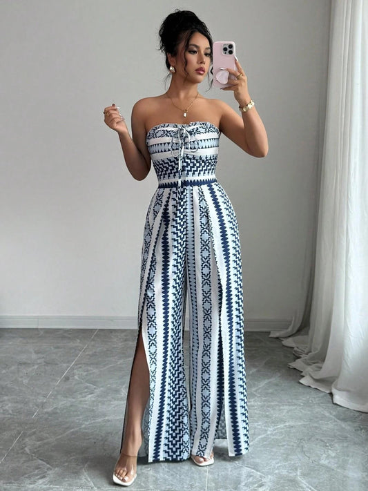 👗💙 Macacão geométrico com decote halter e fenda lateral!